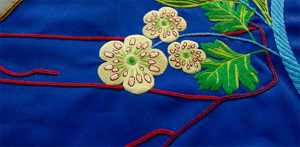 Broderie aubépine fleurs et feuilles.