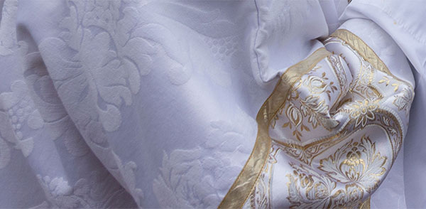 Broderie d'une chasuble.