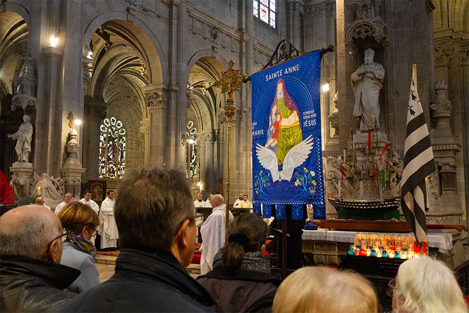 Basilique de Sainte-Anne-d’Auray : 7 mars 2025 Bannière Sainte Anne le 7 mars 2025.