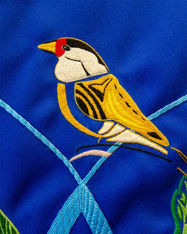 Détail de la nouvelle bannière Sainte Anne Broderie chardonneret élégant.